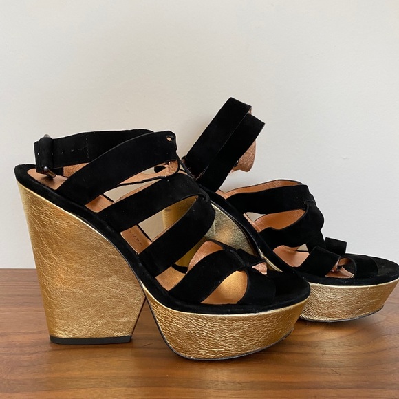 Marc by Marc Jacobs Black Gold Platforms - Picture 3 of 11